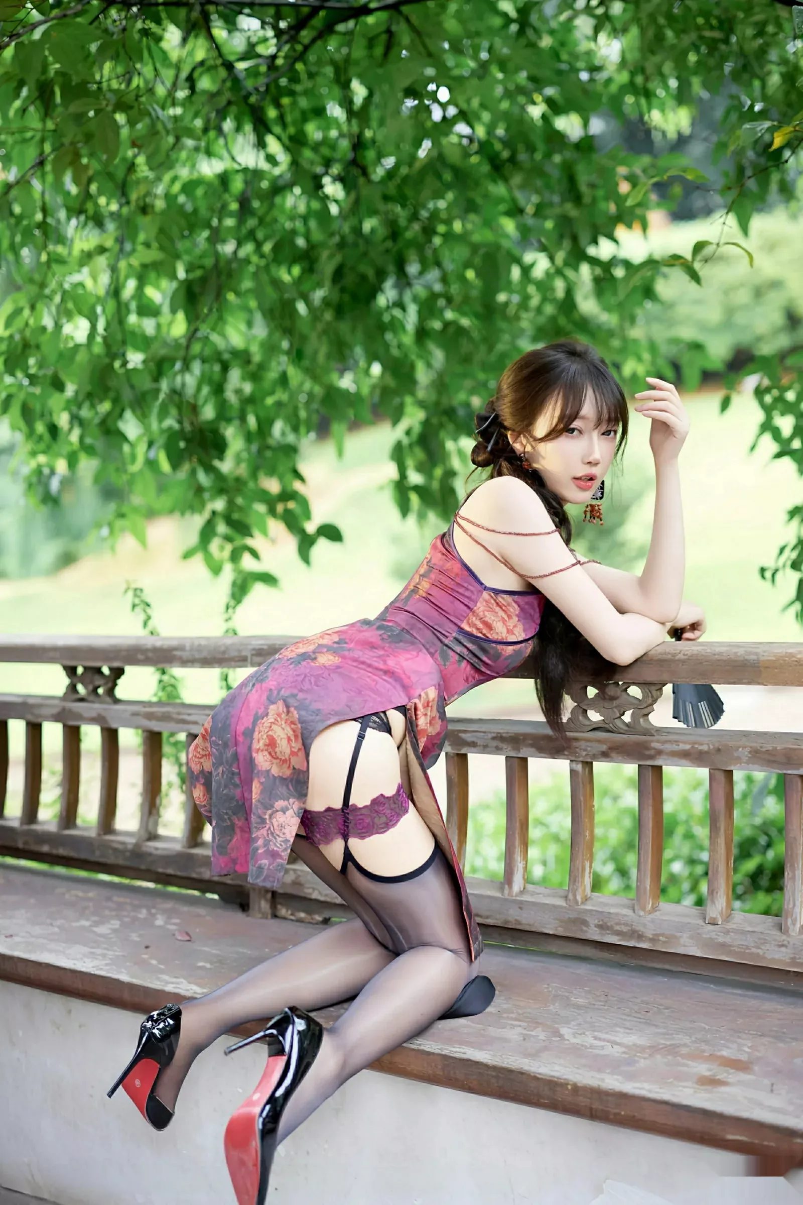 秀人集.com_[XiuRen秀人网]No.10593_模特玥儿玥er性感紫色旗袍服饰配黑丝吊袜秀完美身材诱惑写真64P