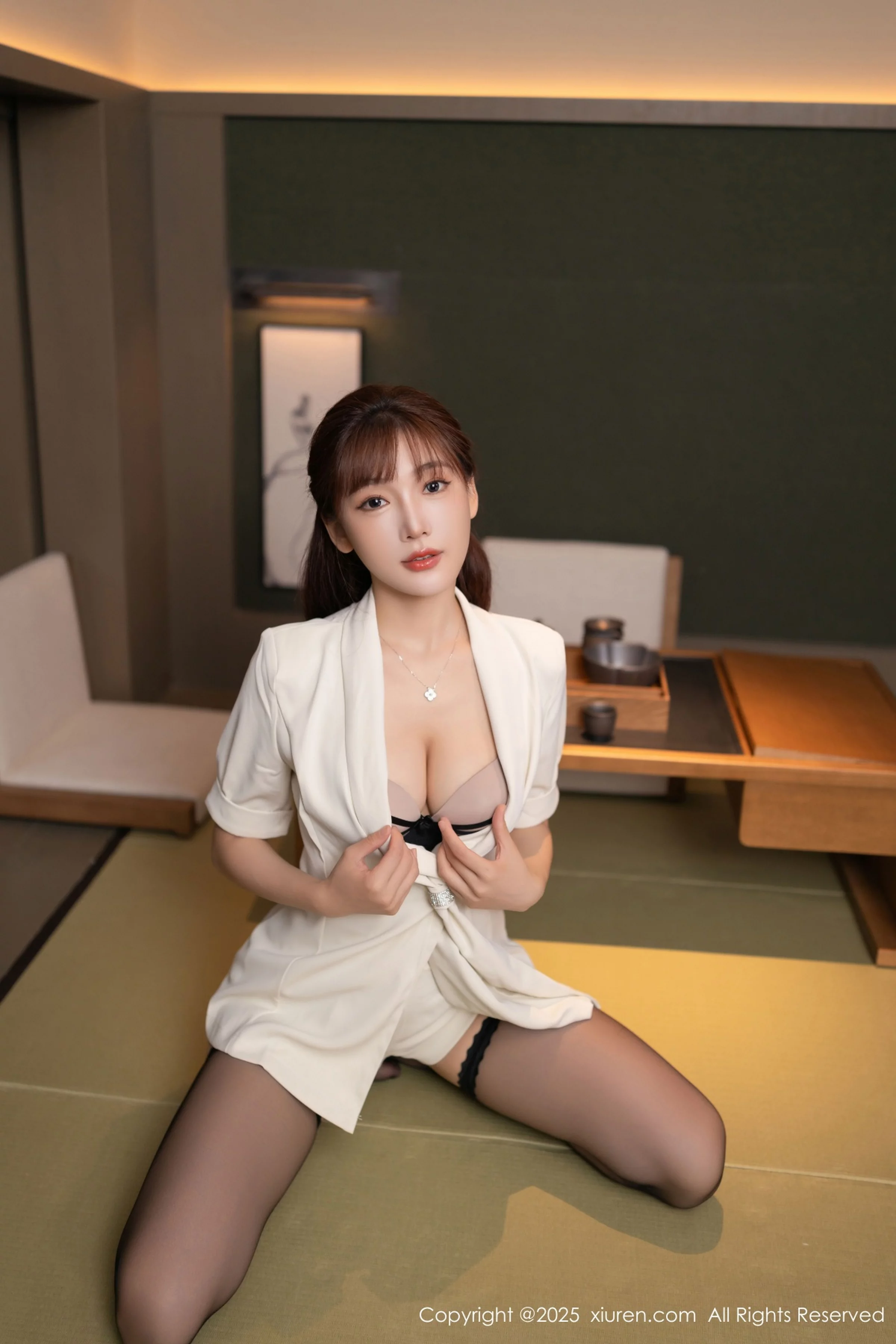 秀人集.com_[XiuRen秀人网]No.10650_模特陆萱萱性感白色西装露黑色内衣配超薄黑丝秀美腿诱惑写真70P