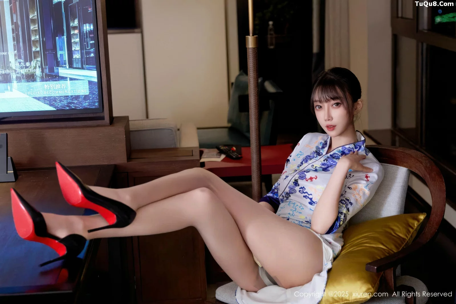 秀人集.com_[XiuRen秀人网]No.10741_模特玥儿玥er性感空姐制服旗袍配超薄肉色秀完美身材诱惑写真75P