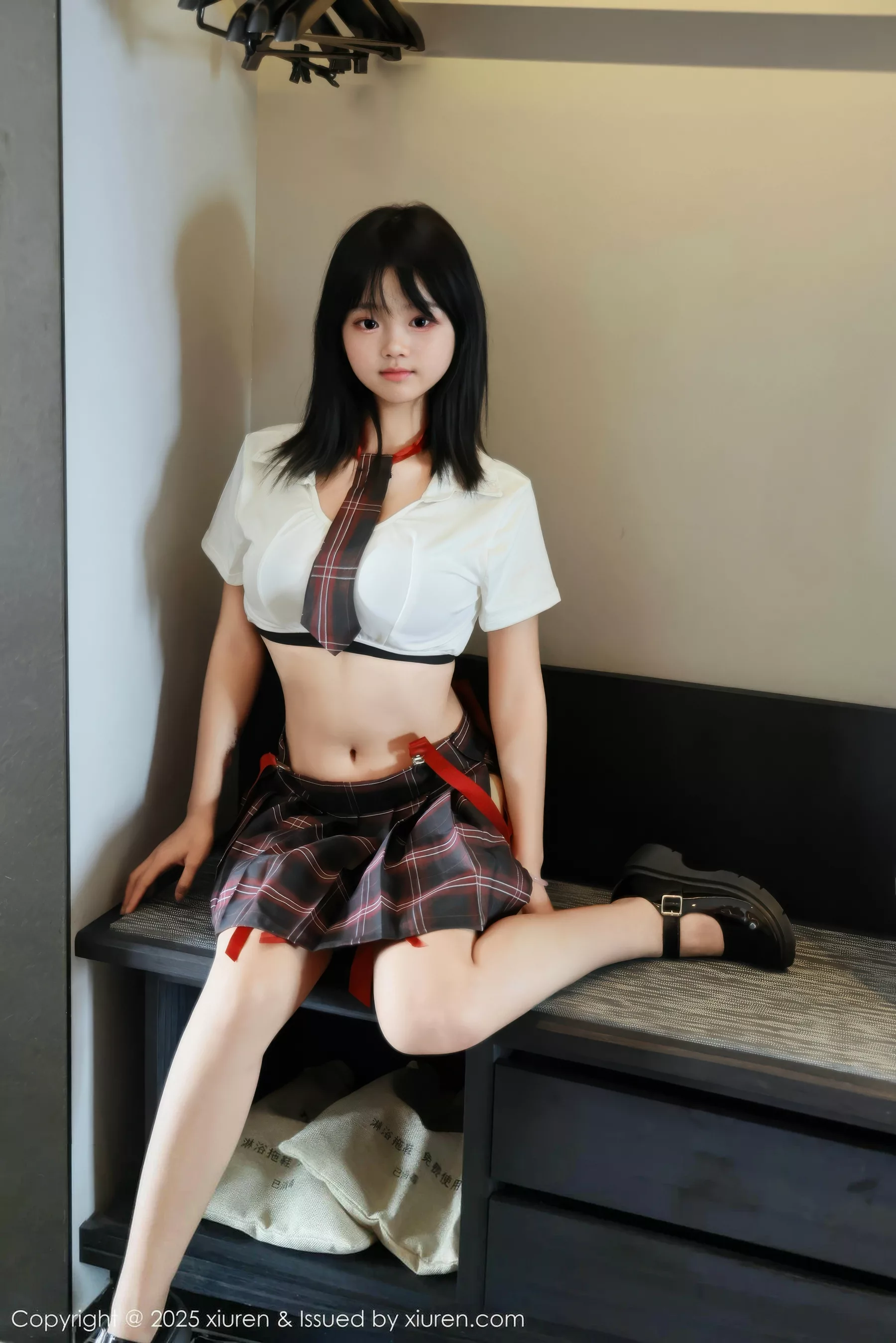 秀人集.com_[XiuRen秀人网]No.10774_模特小泠性感短款上衣露黑色内衣配格子裙秀丰满身材诱惑写真58P