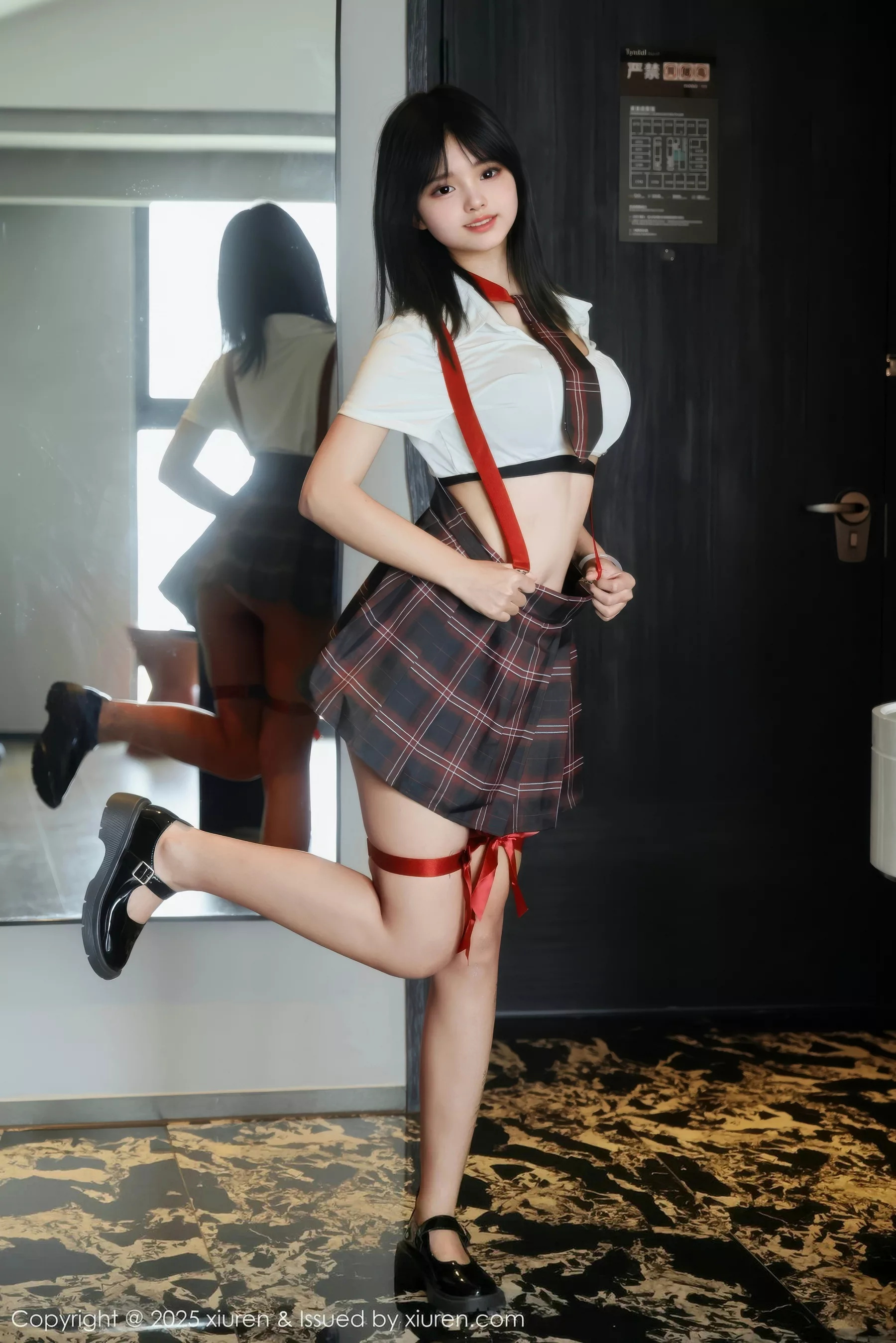 秀人集.com_[XiuRen秀人网]No.10774_模特小泠性感短款上衣露黑色内衣配格子裙秀丰满身材诱惑写真58P