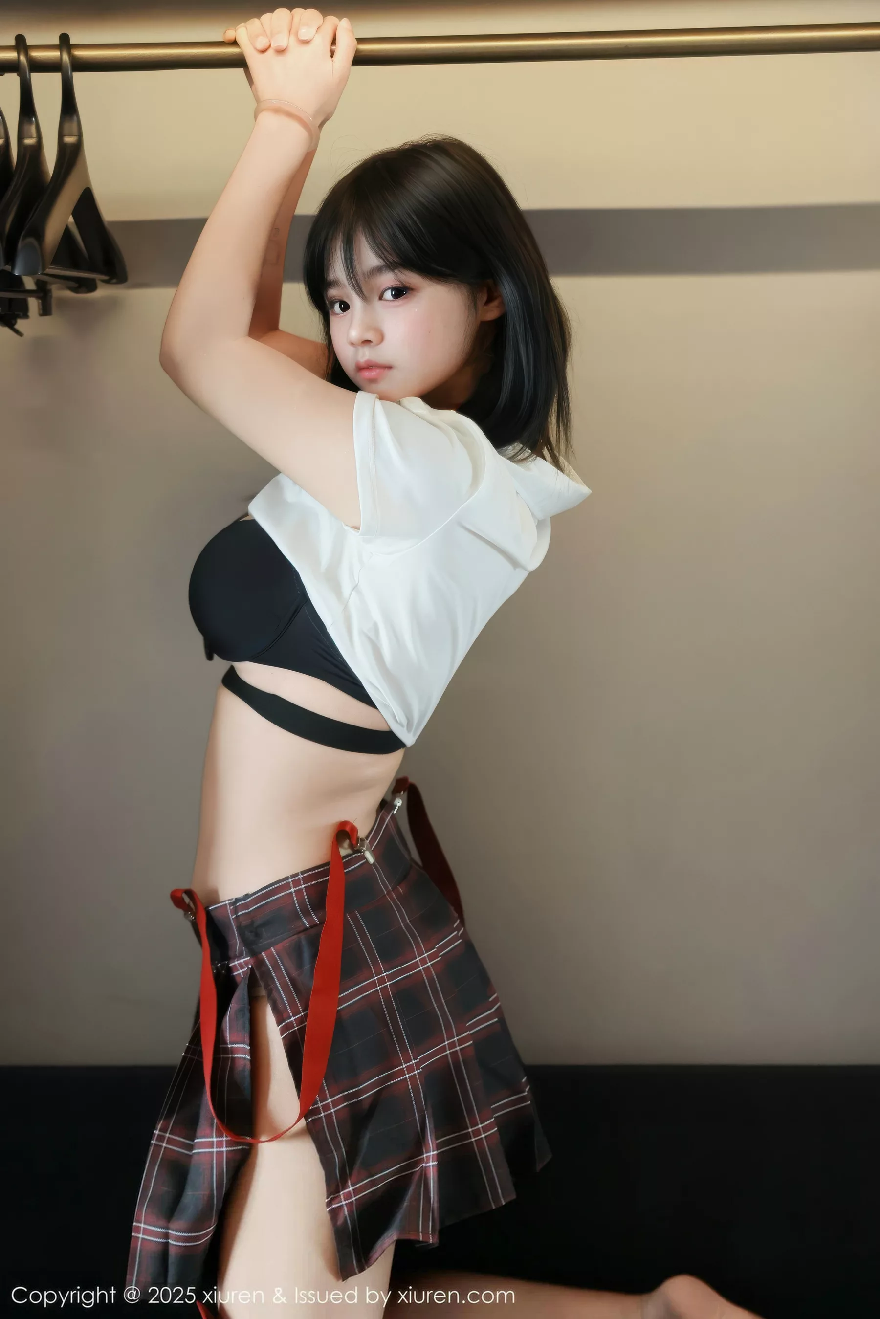 秀人集.com_[XiuRen秀人网]No.10774_模特小泠性感短款上衣露黑色内衣配格子裙秀丰满身材诱惑写真58P
