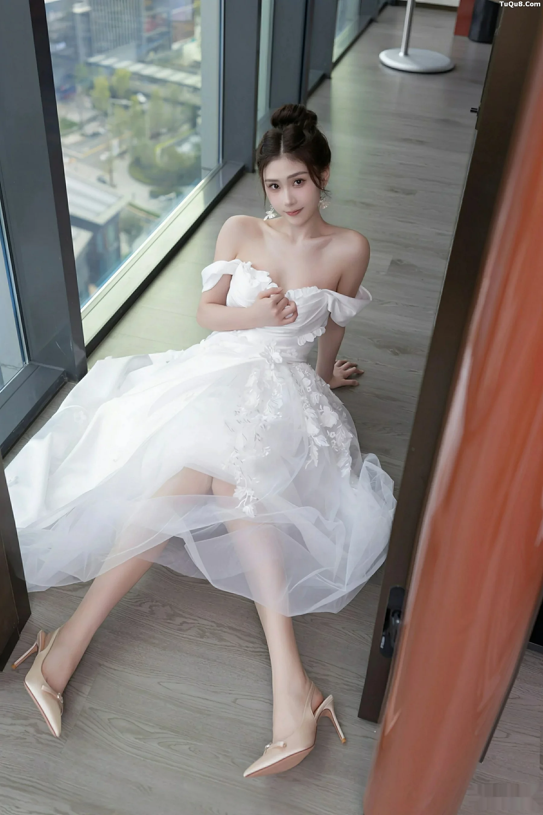秀人集.com_[XiuRen秀人网]No.10814_模特刘婷婷性感白色婚纱露白色内衣配超薄肉丝秀美腿诱惑写真80P