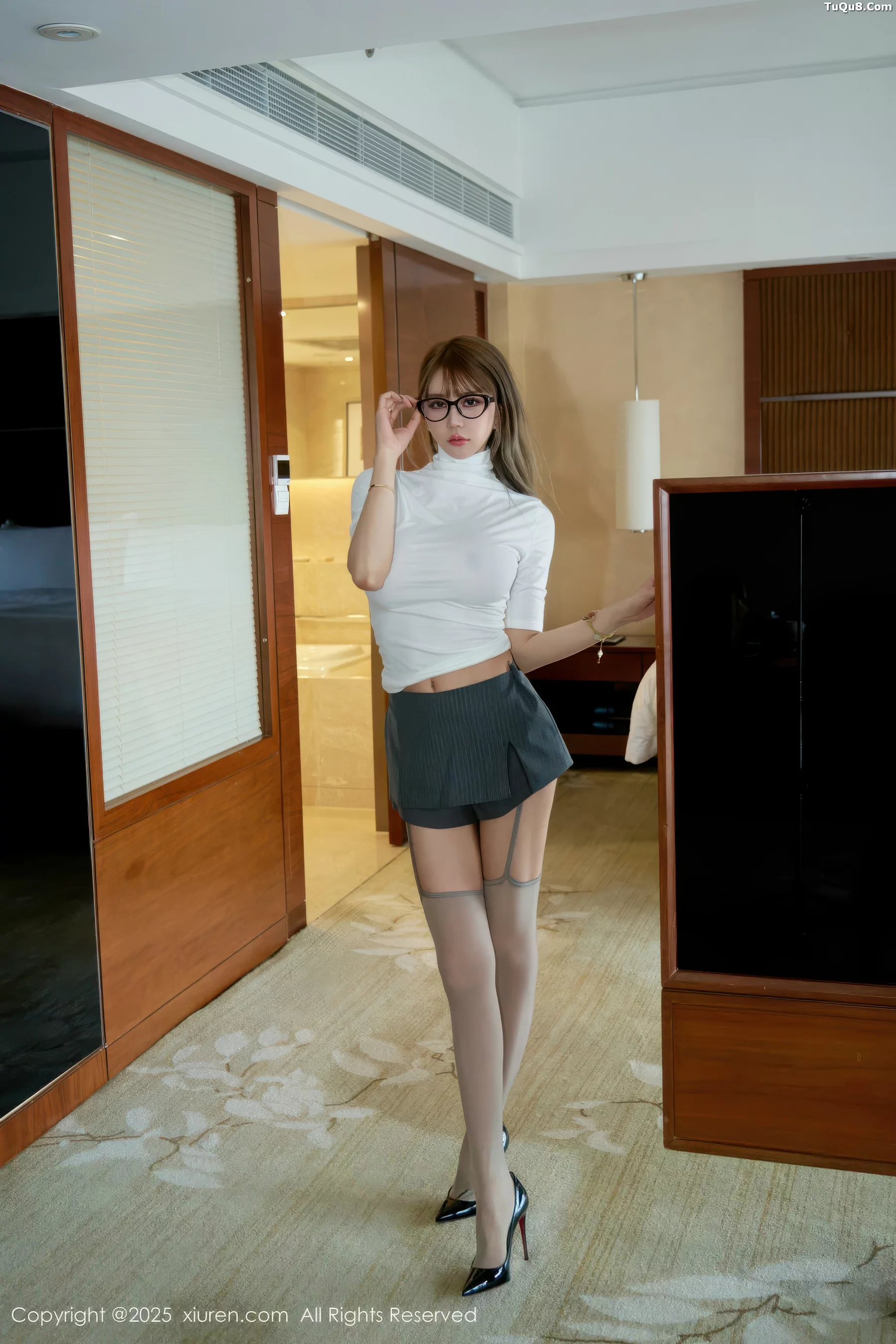 秀人集.com_[XiuRen秀人网]No.10946_模特Zoe柚柚私房性感OL服饰配灰色丝袜秀凹凸身材撩人诱惑写真73P