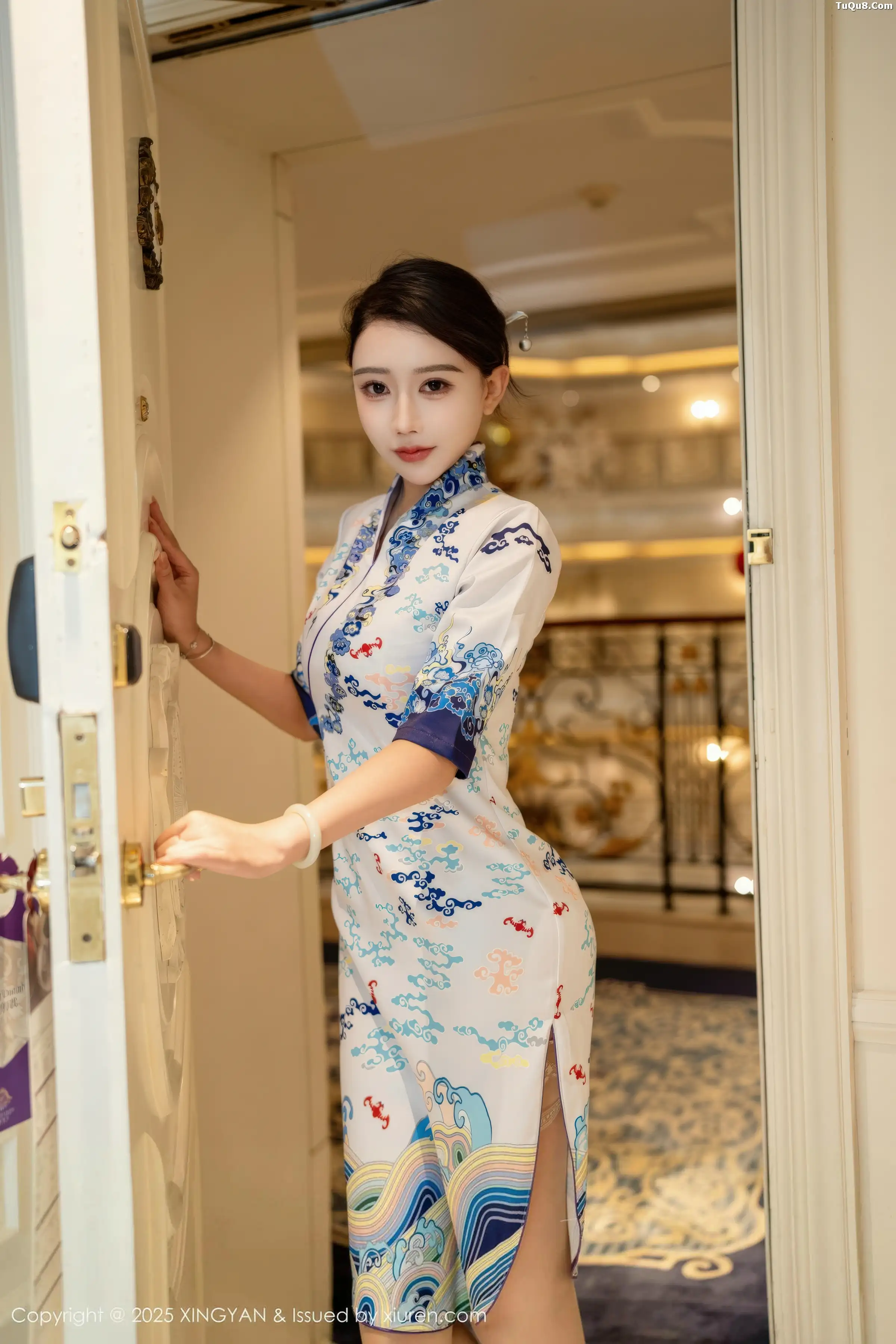 秀人集.com_[XINGYAN星颜社]VOL.435_模特李若汐浅色旗袍露红色内衣配超薄肉丝秀惹火身段诱惑写真76P